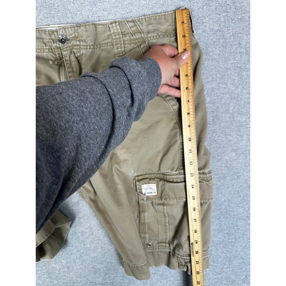 VTG Levis Cargo Shorts Mens 38 Khaki Tan Cotton Multi Pocket Y2K‎ Baggy Grunge